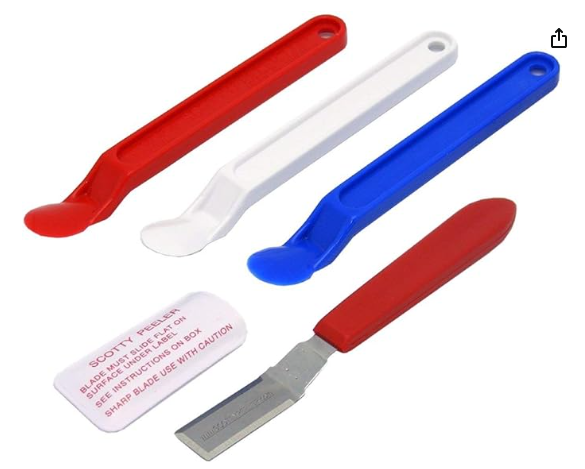 Scotty Peelers Herramienta para remover etiquetas y calcomanías. Paquete de 3 espátulas con manijas color rojo, blanco, y azul, y 1 cuchilla de metal con funda., Rojo/Blanco/Azul espatulas